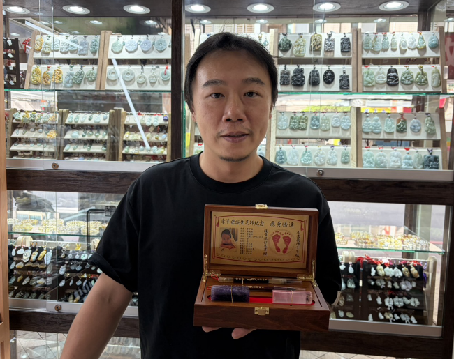 【全手工噴砂粉晶臍帶圓章＋紫水晶胎毛方章｜天然粉晶粉嫩柔美、紫水晶晶瑩典雅、寶寶臍帶與胎毛雙重珍藏、傳統全手工噴砂雕刻工藝、客製化專屬姓名印章、一組兩方水晶紀念章，象徵母子情深、生命傳承、智慧成長、平安健康、圓滿幸福與福運綿延】