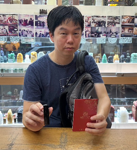 【電腦刻原色黑牛角個人方章｜天然原色黑牛角深沉典雅、自然角質紋理、溫潤細緻質感、電腦客製化專屬姓名雕刻、經典方形個人印章，象徵四平八穩、根基穩固、誠信踏實、事業順遂、貴人相助、平安吉祥與福運綿延】