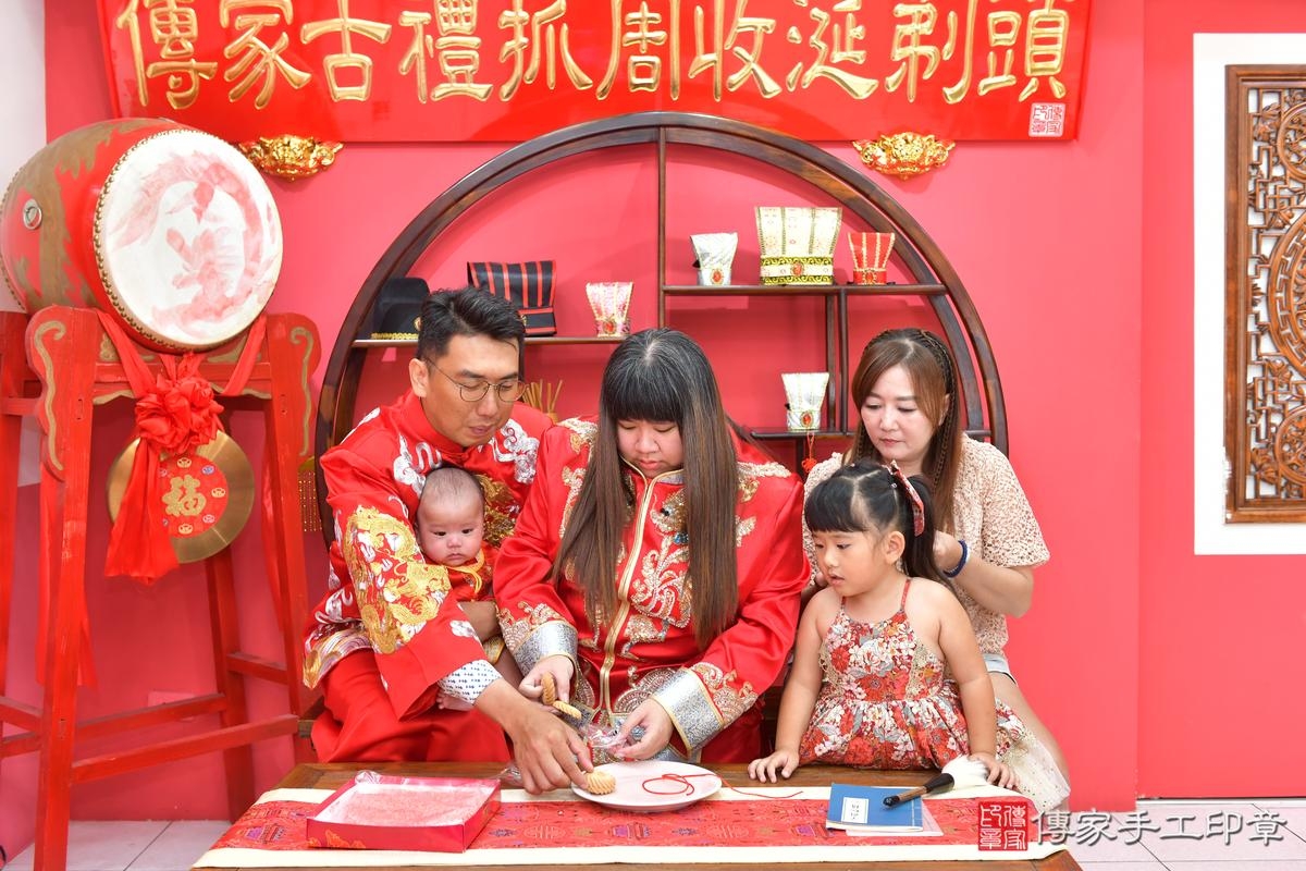 傳家手工印章台中店、收涎、四個月、收涎餅、吉祥話、晨晨寶寶、台中市、拍照、生日快樂 傳家手工印章台中店、收涎、四個月、收涎餅、吉祥話、晨晨寶寶、台中市、拍照、生日快樂
