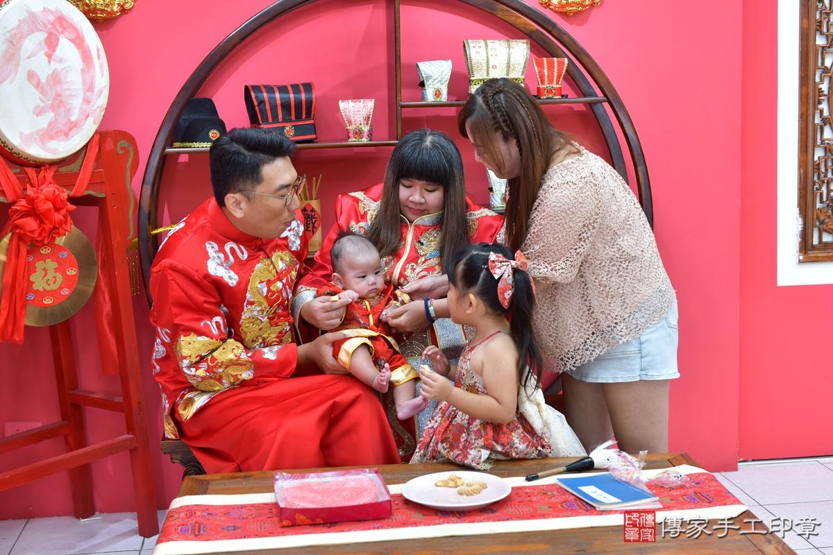 傳家手工印章台中店、收涎、四個月、收涎餅、吉祥話、晨晨寶寶、台中市、拍照、生日快樂 傳家手工印章台中店、收涎、四個月、收涎餅、吉祥話、晨晨寶寶、台中市、拍照、生日快樂