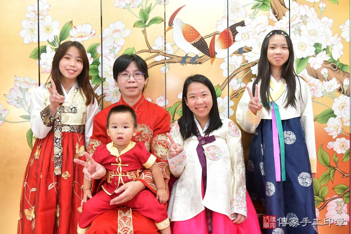 傳家手工印章台中店、抓周、度晬、中國風會場、抓周道具物品、抓周證書、滿周歲、緯緯、昱昱寶寶、台中市、拍照、生日快樂 傳家手工印章台中店、抓周、度晬、中國風會場、抓周道具物品、抓周證書、滿周歲、緯緯、昱昱寶寶、台中市、拍照、生日快樂