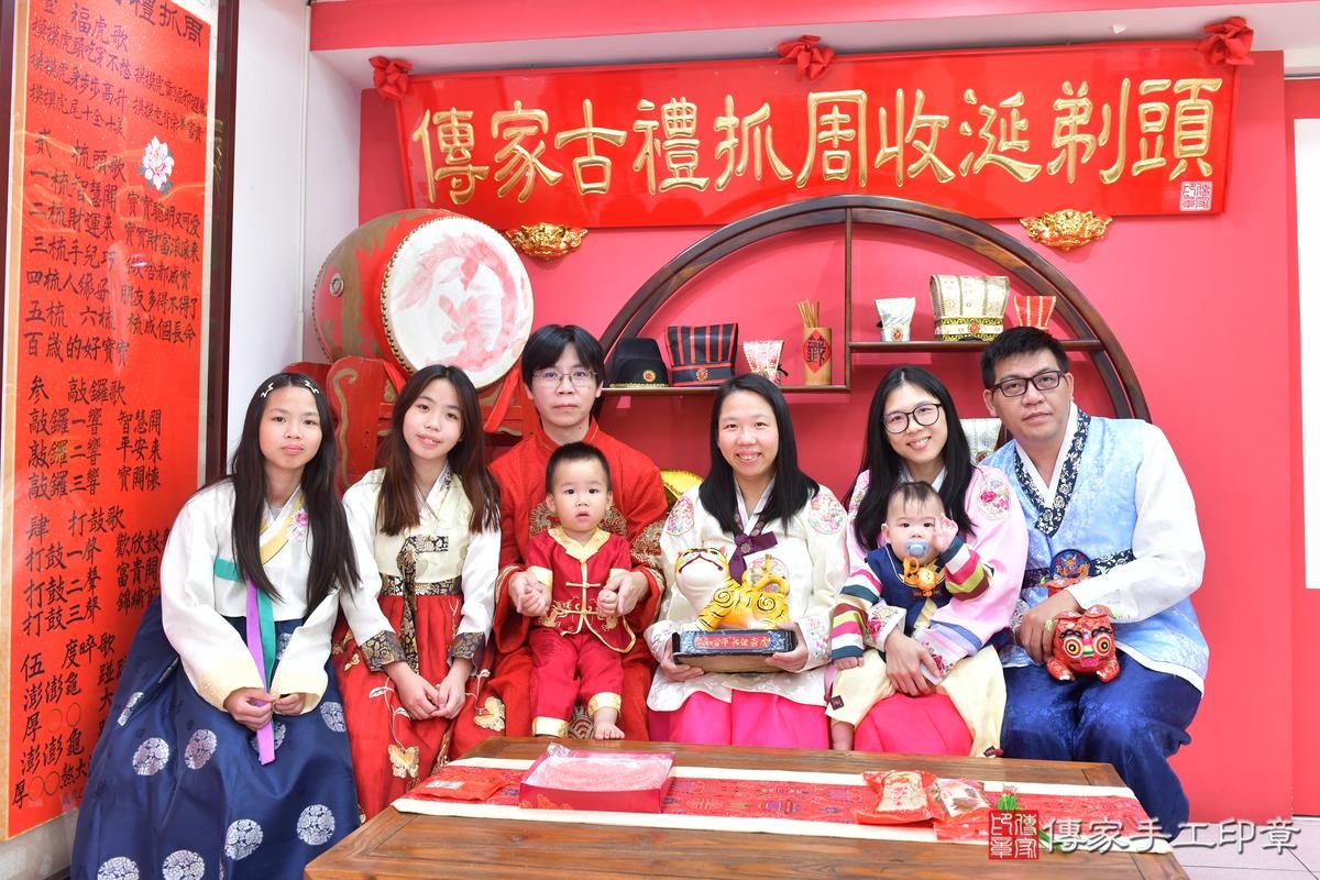 傳家手工印章台中店、抓周、度晬、中國風會場、抓周道具物品、抓周證書、滿周歲、緯緯、昱昱寶寶、台中市、拍照、生日快樂 傳家手工印章台中店、抓周、度晬、中國風會場、抓周道具物品、抓周證書、滿周歲、緯緯、昱昱寶寶、台中市、拍照、生日快樂