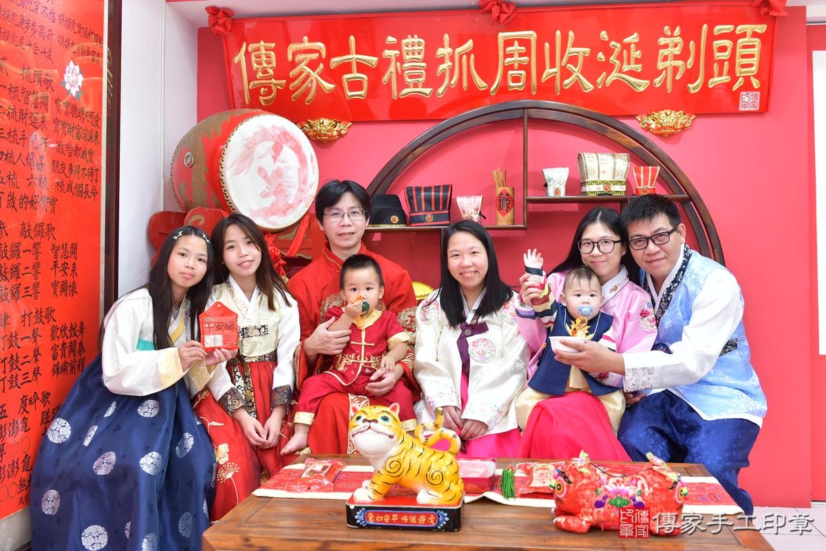傳家手工印章台中店、抓周、度晬、中國風會場、抓周道具物品、抓周證書、滿周歲、緯緯、昱昱寶寶、台中市、拍照、生日快樂 傳家手工印章台中店、抓周、度晬、中國風會場、抓周道具物品、抓周證書、滿周歲、緯緯、昱昱寶寶、台中市、拍照、生日快樂
