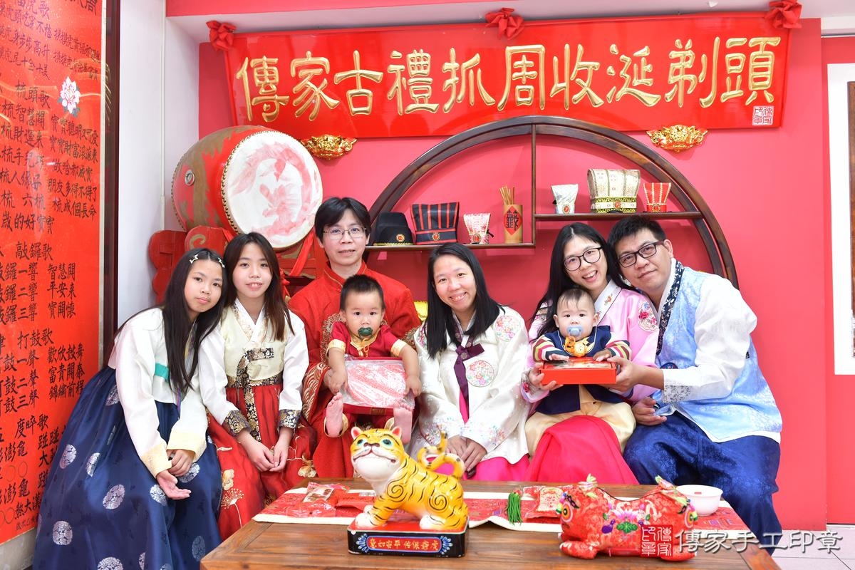 傳家手工印章台中店、抓周、度晬、中國風會場、抓周道具物品、抓周證書、滿周歲、緯緯、昱昱寶寶、台中市、拍照、生日快樂 傳家手工印章台中店、抓周、度晬、中國風會場、抓周道具物品、抓周證書、滿周歲、緯緯、昱昱寶寶、台中市、拍照、生日快樂