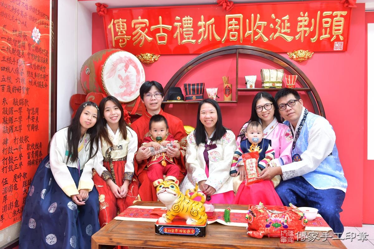 傳家手工印章台中店、抓周、度晬、中國風會場、抓周道具物品、抓周證書、滿周歲、緯緯、昱昱寶寶、台中市、拍照、生日快樂 傳家手工印章台中店、抓周、度晬、中國風會場、抓周道具物品、抓周證書、滿周歲、緯緯、昱昱寶寶、台中市、拍照、生日快樂