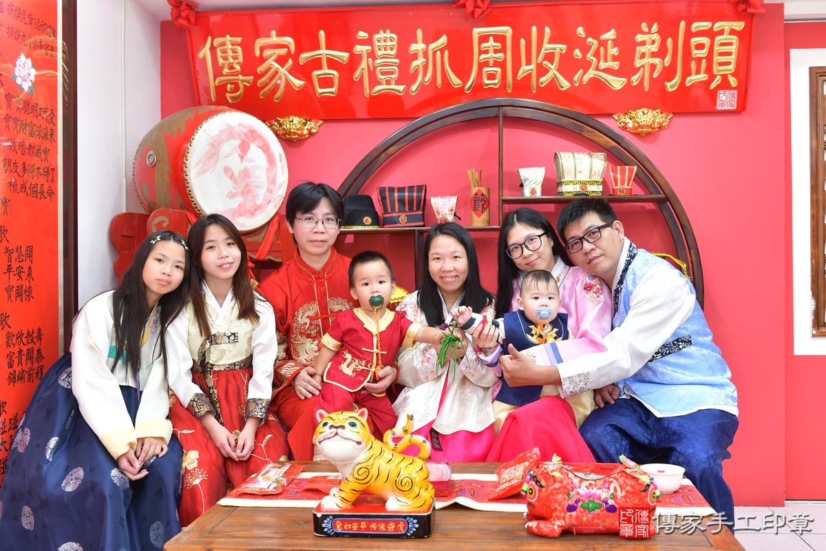 傳家手工印章台中店、抓周、度晬、中國風會場、抓周道具物品、抓周證書、滿周歲、緯緯、昱昱寶寶、台中市、拍照、生日快樂 傳家手工印章台中店、抓周、度晬、中國風會場、抓周道具物品、抓周證書、滿周歲、緯緯、昱昱寶寶、台中市、拍照、生日快樂