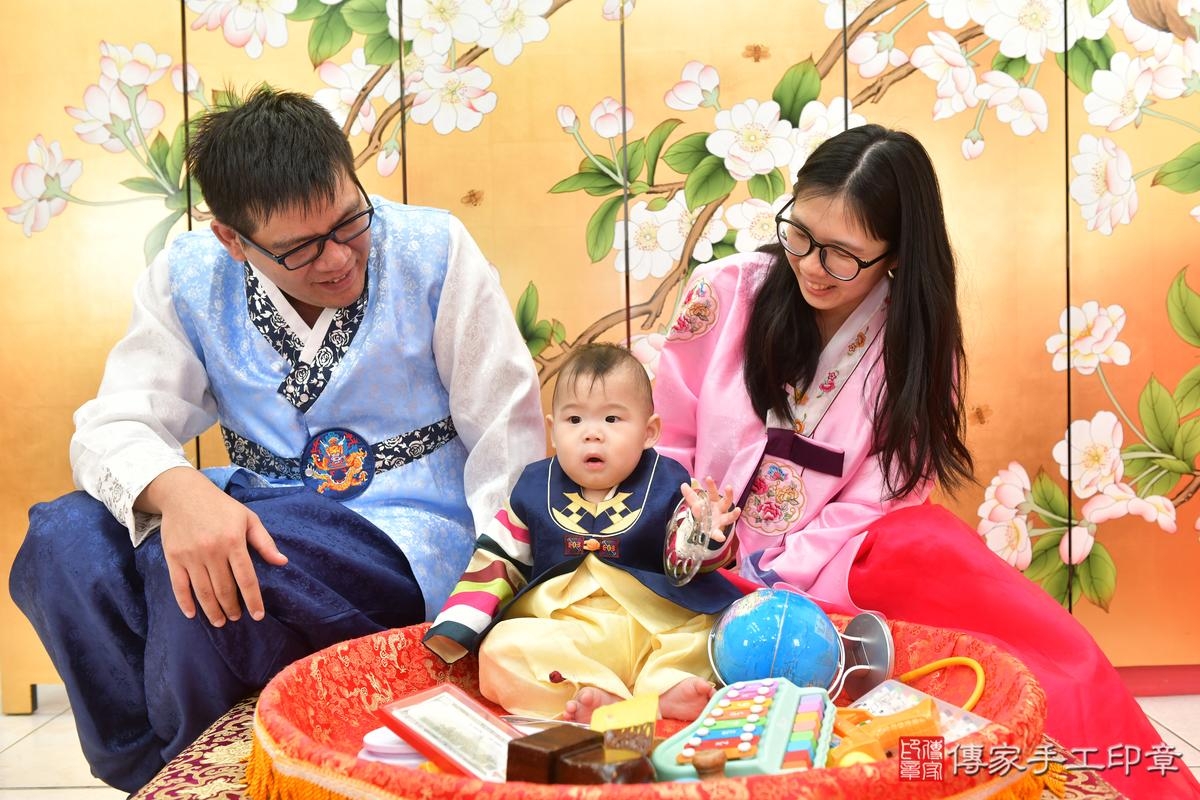 傳家手工印章台中店、抓周、度晬、中國風會場、抓周道具物品、抓周證書、滿周歲、緯緯、昱昱寶寶、台中市、拍照、生日快樂 傳家手工印章台中店、抓周、度晬、中國風會場、抓周道具物品、抓周證書、滿周歲、緯緯、昱昱寶寶、台中市、拍照、生日快樂