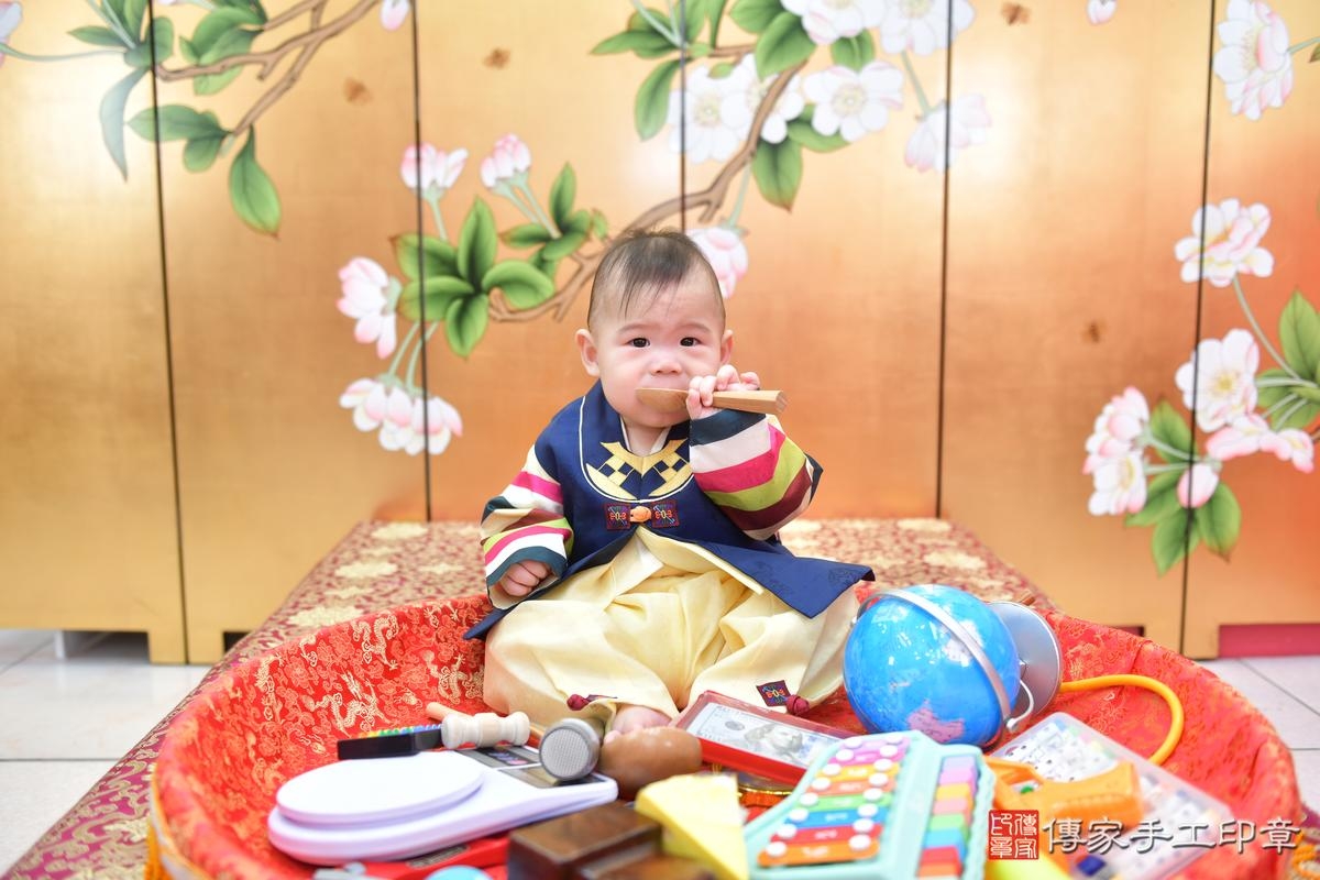 傳家手工印章台中店、抓周、度晬、中國風會場、抓周道具物品、抓周證書、滿周歲、緯緯、昱昱寶寶、台中市、拍照、生日快樂 傳家手工印章台中店、抓周、度晬、中國風會場、抓周道具物品、抓周證書、滿周歲、緯緯、昱昱寶寶、台中市、拍照、生日快樂