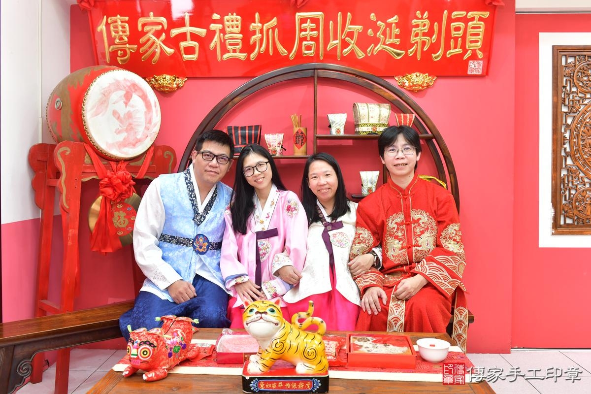 傳家手工印章台中店、抓周、度晬、中國風會場、抓周道具物品、抓周證書、滿周歲、緯緯、昱昱寶寶、台中市、拍照、生日快樂 傳家手工印章台中店、抓周、度晬、中國風會場、抓周道具物品、抓周證書、滿周歲、緯緯、昱昱寶寶、台中市、拍照、生日快樂