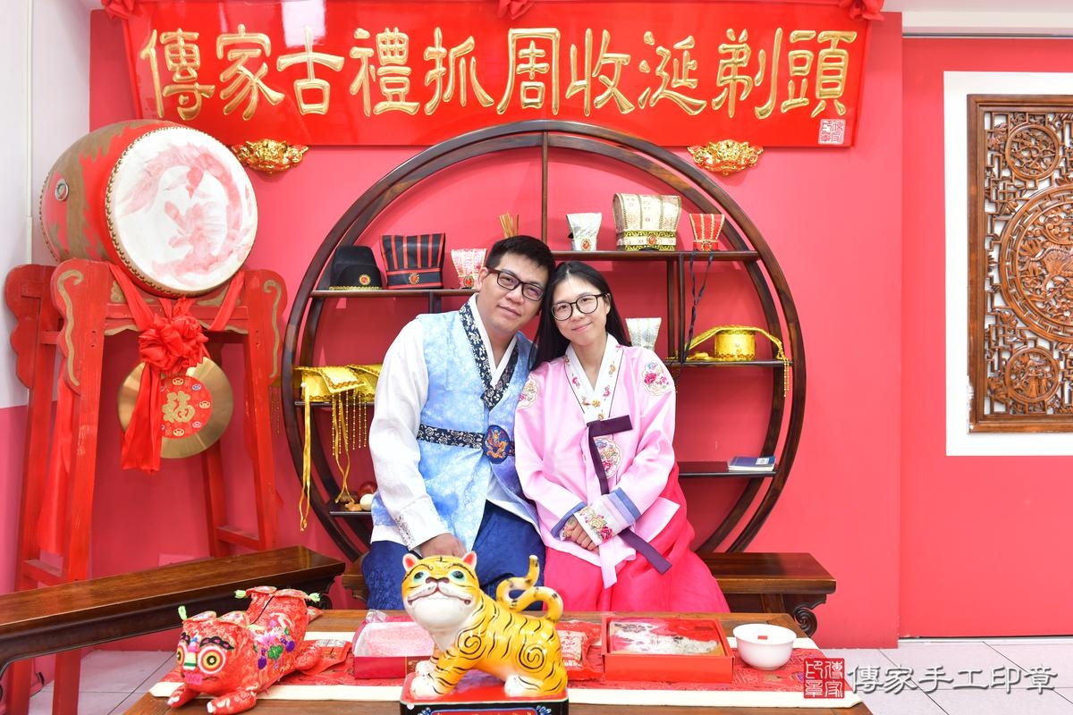 傳家手工印章台中店、抓周、度晬、中國風會場、抓周道具物品、抓周證書、滿周歲、緯緯、昱昱寶寶、台中市、拍照、生日快樂 傳家手工印章台中店、抓周、度晬、中國風會場、抓周道具物品、抓周證書、滿周歲、緯緯、昱昱寶寶、台中市、拍照、生日快樂