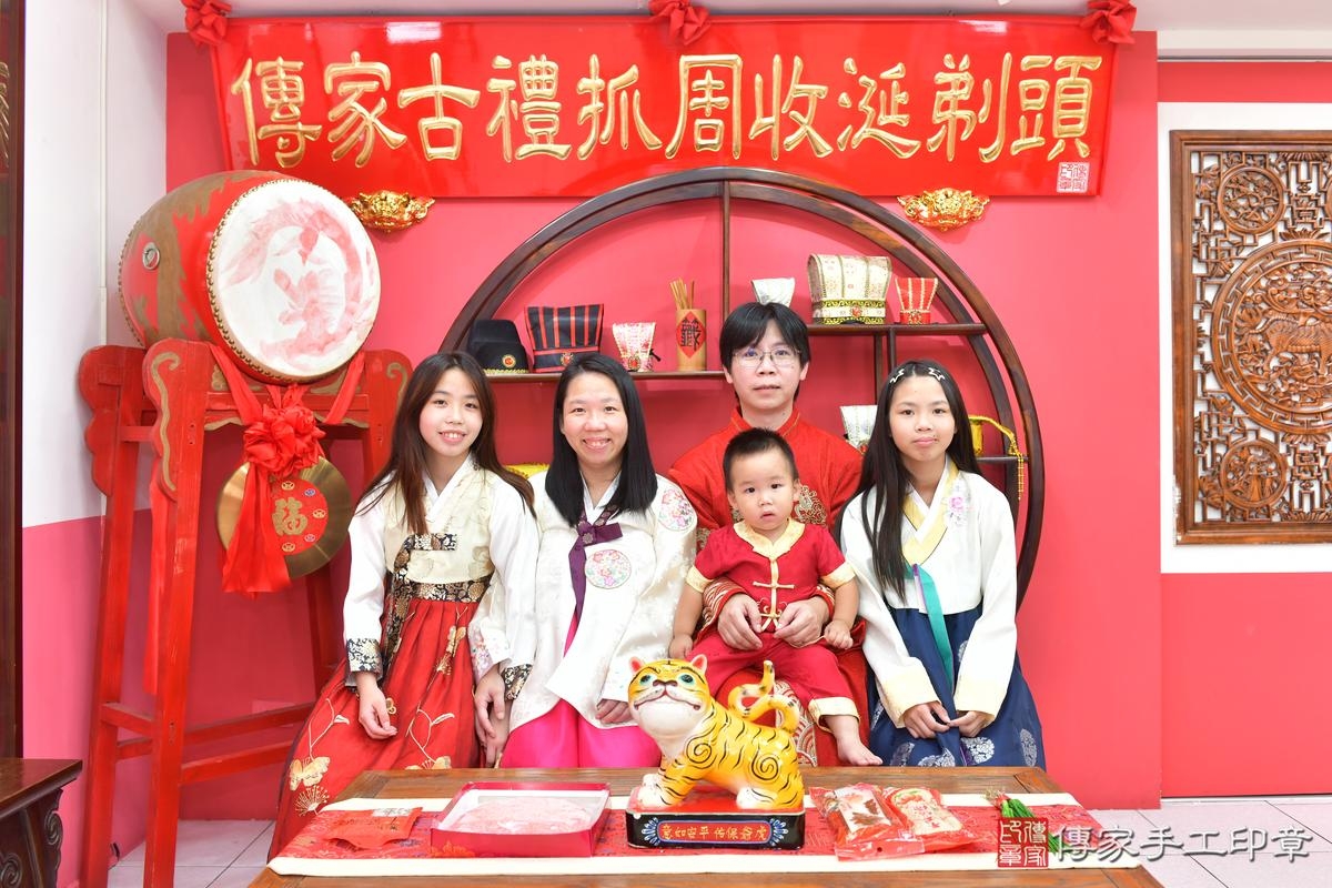 傳家手工印章台中店、抓周、度晬、中國風會場、抓周道具物品、抓周證書、滿周歲、緯緯、昱昱寶寶、台中市、拍照、生日快樂 傳家手工印章台中店、抓周、度晬、中國風會場、抓周道具物品、抓周證書、滿周歲、緯緯、昱昱寶寶、台中市、拍照、生日快樂