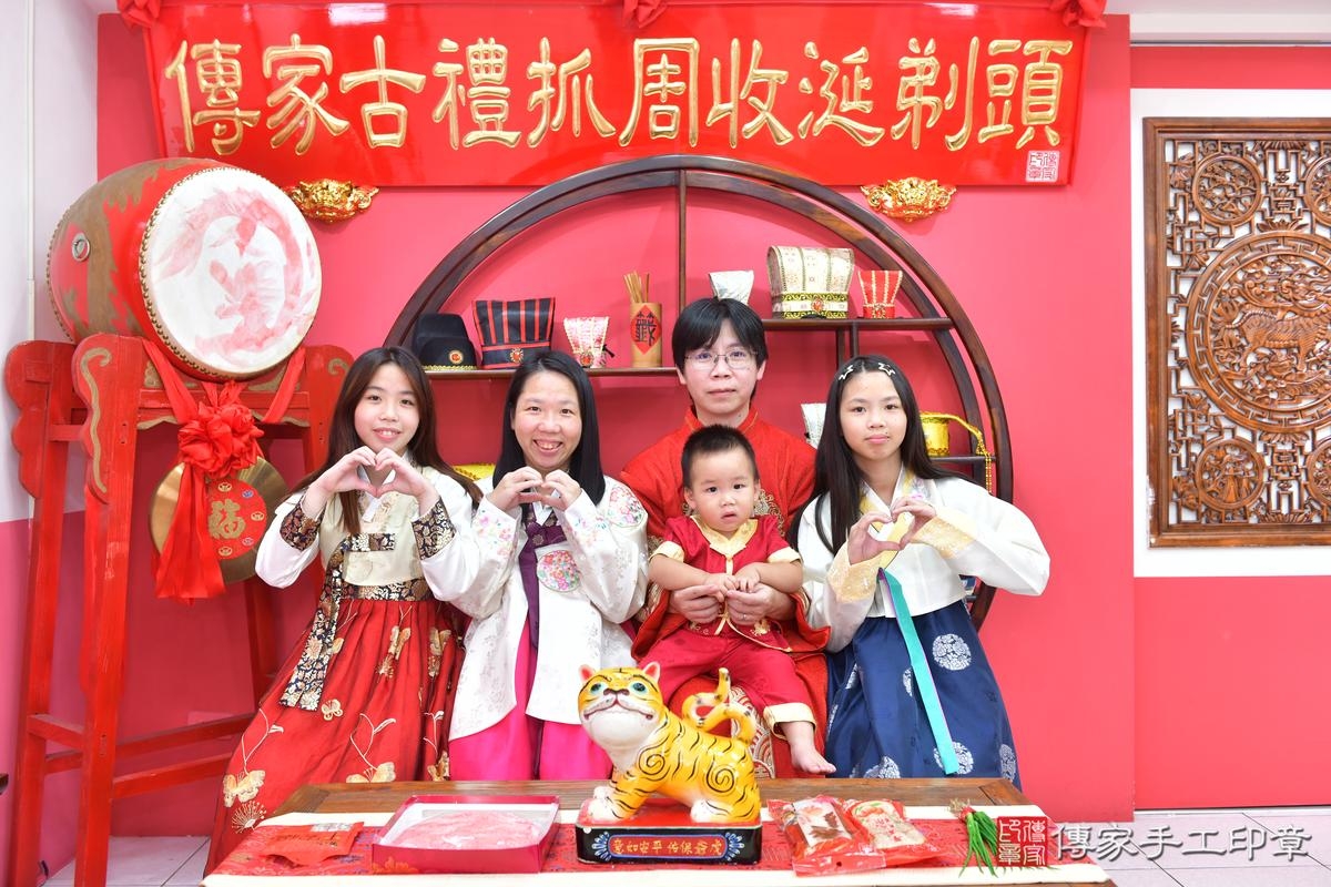 傳家手工印章台中店、抓周、度晬、中國風會場、抓周道具物品、抓周證書、滿周歲、緯緯、昱昱寶寶、台中市、拍照、生日快樂 傳家手工印章台中店、抓周、度晬、中國風會場、抓周道具物品、抓周證書、滿周歲、緯緯、昱昱寶寶、台中市、拍照、生日快樂