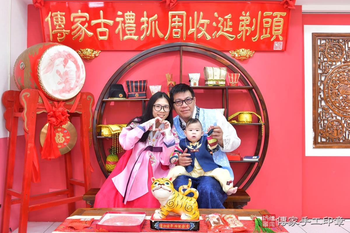傳家手工印章台中店、抓周、度晬、中國風會場、抓周道具物品、抓周證書、滿周歲、緯緯、昱昱寶寶、台中市、拍照、生日快樂 傳家手工印章台中店、抓周、度晬、中國風會場、抓周道具物品、抓周證書、滿周歲、緯緯、昱昱寶寶、台中市、拍照、生日快樂