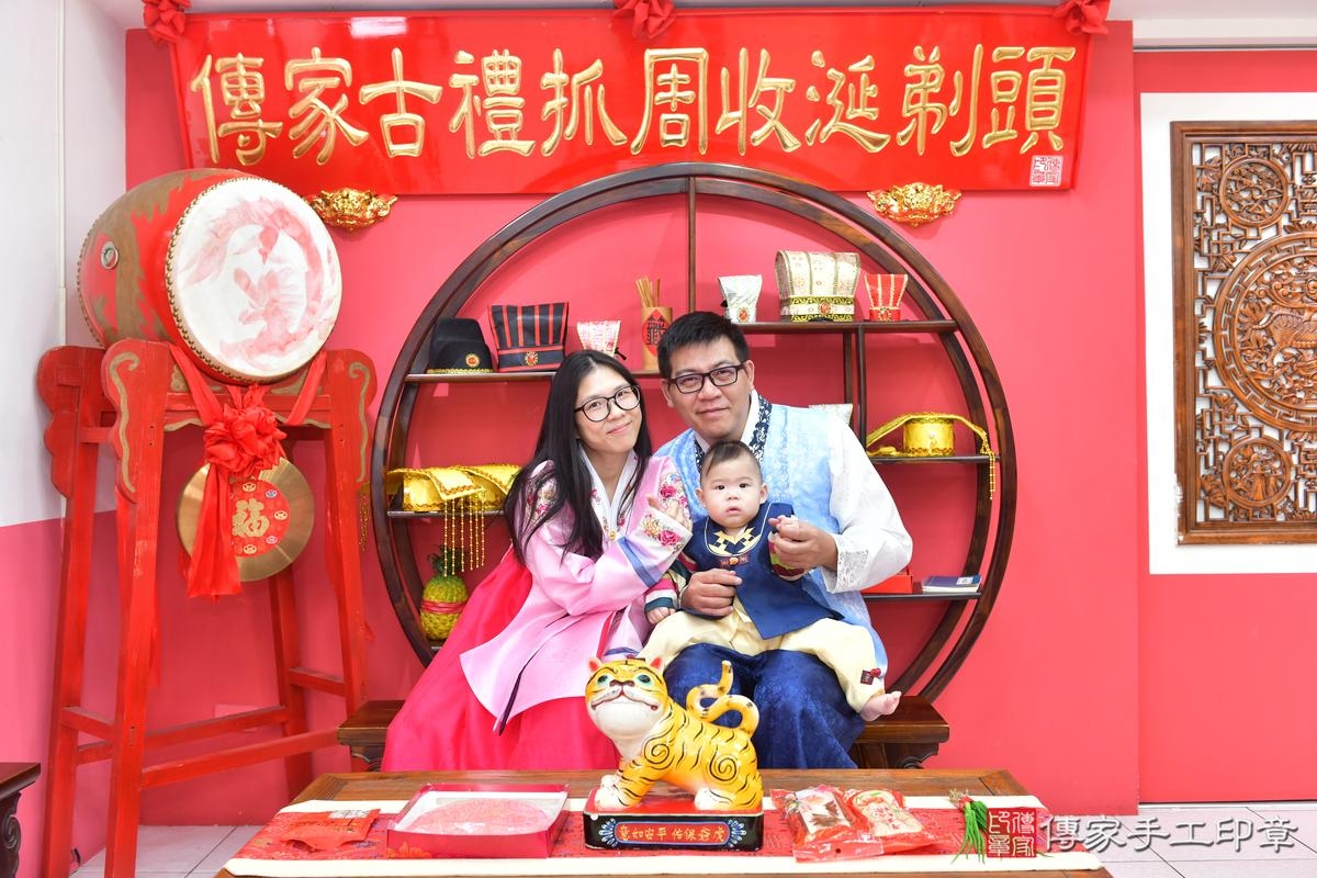 傳家手工印章台中店、抓周、度晬、中國風會場、抓周道具物品、抓周證書、滿周歲、緯緯、昱昱寶寶、台中市、拍照、生日快樂 傳家手工印章台中店、抓周、度晬、中國風會場、抓周道具物品、抓周證書、滿周歲、緯緯、昱昱寶寶、台中市、拍照、生日快樂