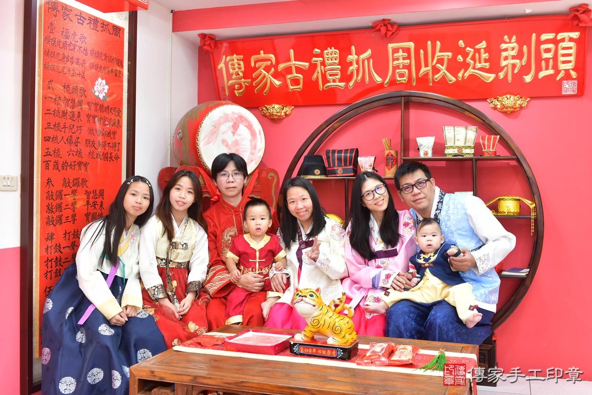 傳家手工印章台中店、抓周、度晬、中國風會場、抓周道具物品、抓周證書、滿周歲、緯緯、昱昱寶寶、台中市、拍照、生日快樂 傳家手工印章台中店、抓周、度晬、中國風會場、抓周道具物品、抓周證書、滿周歲、緯緯、昱昱寶寶、台中市、拍照、生日快樂