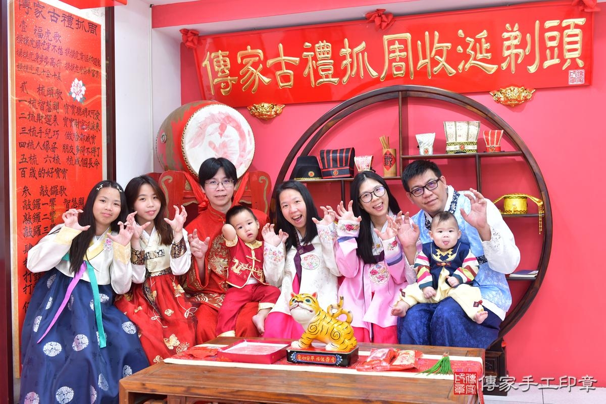 傳家手工印章台中店、抓周、度晬、中國風會場、抓周道具物品、抓周證書、滿周歲、緯緯、昱昱寶寶、台中市、拍照、生日快樂 傳家手工印章台中店、抓周、度晬、中國風會場、抓周道具物品、抓周證書、滿周歲、緯緯、昱昱寶寶、台中市、拍照、生日快樂
