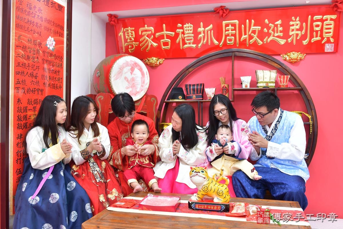傳家手工印章台中店、抓周、度晬、中國風會場、抓周道具物品、抓周證書、滿周歲、緯緯、昱昱寶寶、台中市、拍照、生日快樂 傳家手工印章台中店、抓周、度晬、中國風會場、抓周道具物品、抓周證書、滿周歲、緯緯、昱昱寶寶、台中市、拍照、生日快樂