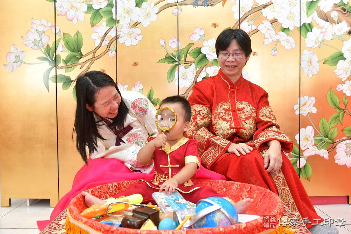 傳家手工印章台中店、抓周、度晬、中國風會場、抓周道具物品、抓周證書、滿周歲、緯緯、昱昱寶寶、台中市、拍照、生日快樂 傳家手工印章台中店、抓周、度晬、中國風會場、抓周道具物品、抓周證書、滿周歲、緯緯、昱昱寶寶、台中市、拍照、生日快樂
