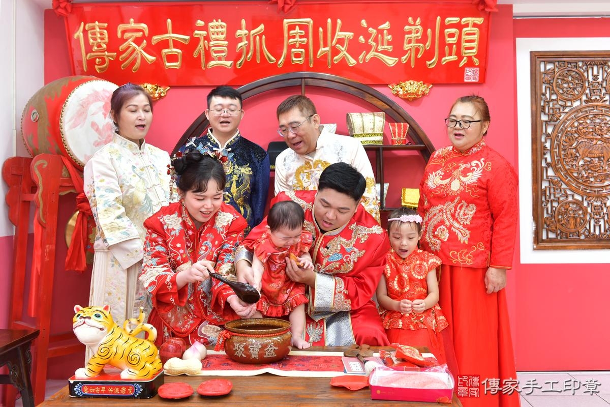 傳家手工印章台中店、抓周、度晬、中國風會場、抓周道具物品、抓周證書、滿周歲、小桐寶寶、台中市、拍照、生日快樂