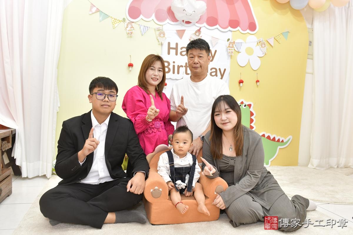 傳家手工印章台北店、抓周、度晬、中國風會場、抓周道具物品、抓周證書、滿周歲、澈澈寶寶、台北市、拍照、生日快樂 傳家手工印章台北店、抓周、度晬、中國風會場、抓周道具物品、抓周證書、滿周歲、澈澈寶寶、台北市、拍照、生日快樂