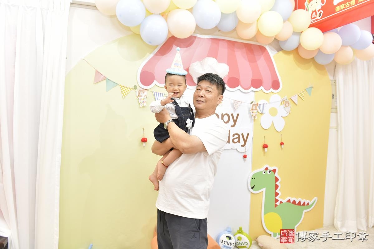 傳家手工印章台北店、抓周、度晬、中國風會場、抓周道具物品、抓周證書、滿周歲、澈澈寶寶、台北市、拍照、生日快樂 傳家手工印章台北店、抓周、度晬、中國風會場、抓周道具物品、抓周證書、滿周歲、澈澈寶寶、台北市、拍照、生日快樂