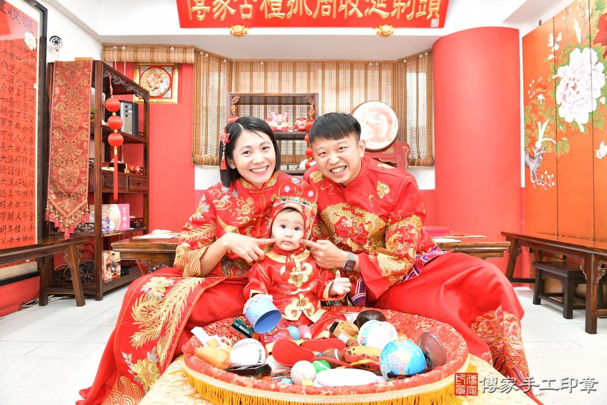 傳家手工印章高雄店、抓周、度晬、中國風會場、抓周道具物品、抓周證書、滿周歲、小辰寶寶、高雄市、拍照、生日快樂