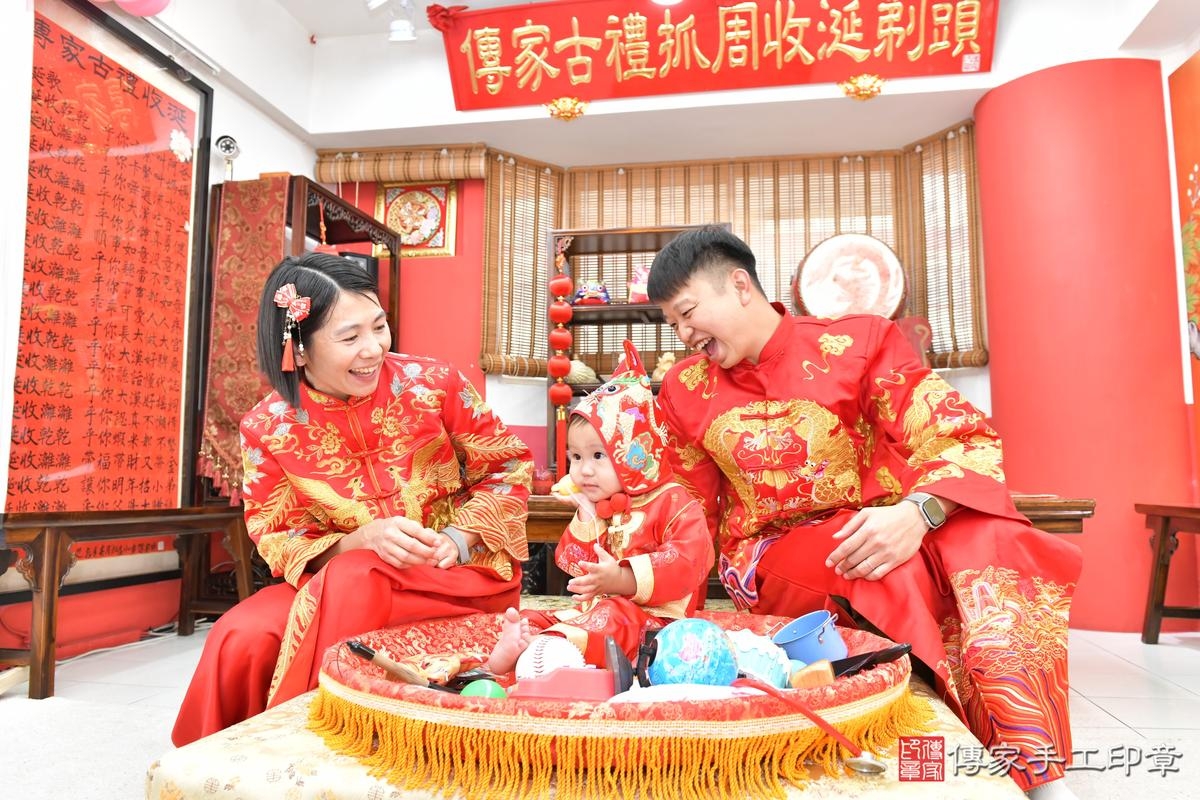 傳家手工印章高雄店、抓周、度晬、中國風會場、抓周道具物品、抓周證書、滿周歲、小辰寶寶、高雄市、拍照、生日快樂