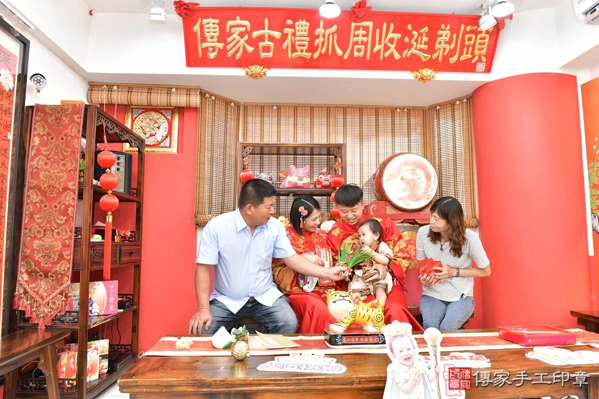 傳家手工印章高雄店、抓周、度晬、中國風會場、抓周道具物品、抓周證書、滿周歲、小辰寶寶、高雄市、拍照、生日快樂