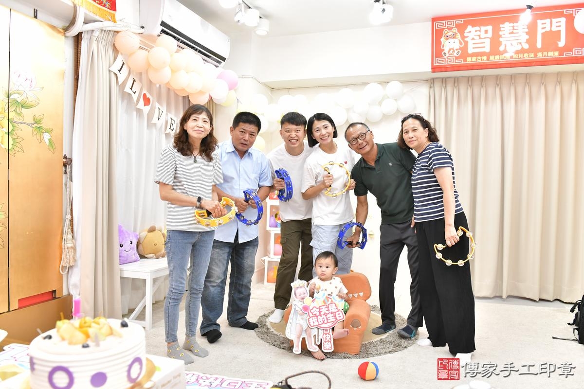 傳家手工印章高雄店、抓周、度晬、中國風會場、抓周道具物品、抓周證書、滿周歲、小辰寶寶、高雄市、拍照、生日快樂
