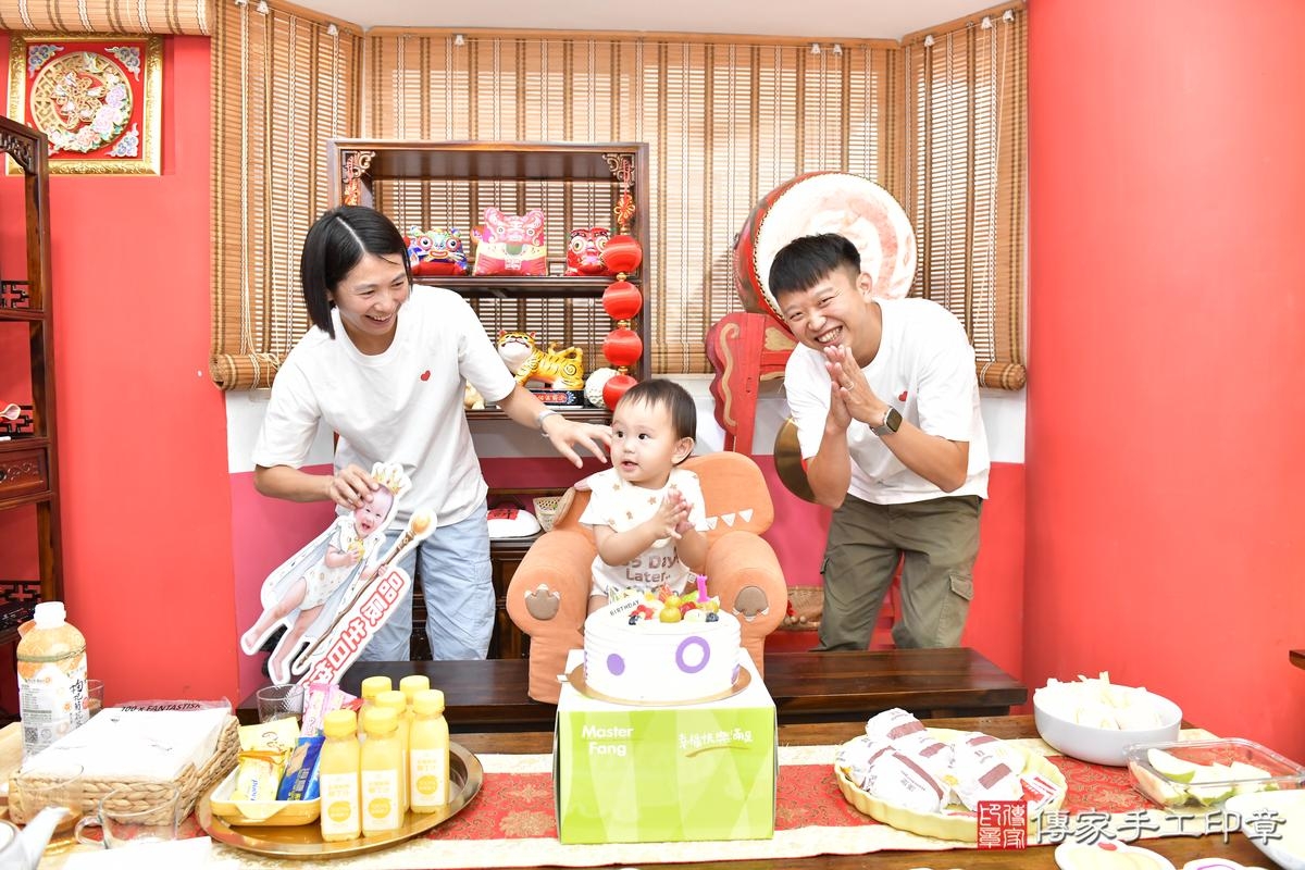 傳家手工印章高雄店、抓周、度晬、中國風會場、抓周道具物品、抓周證書、滿周歲、小辰寶寶、高雄市、拍照、生日快樂
