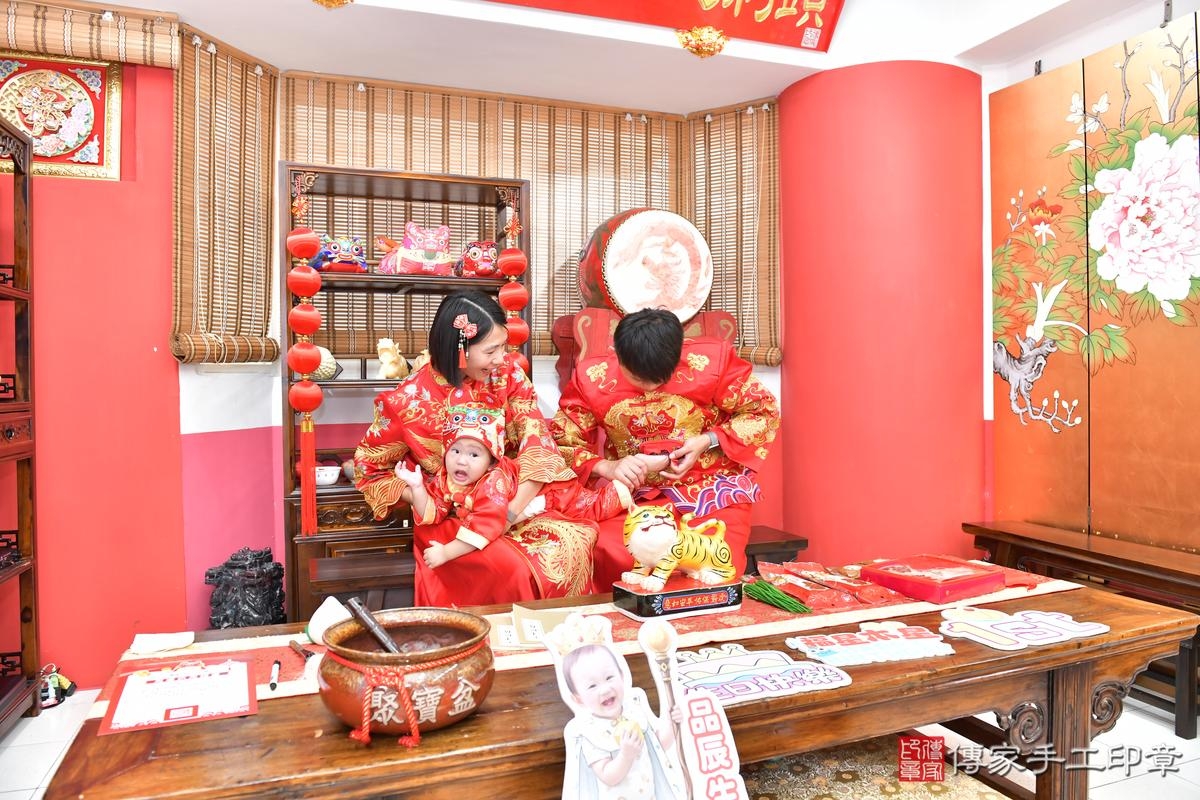 傳家手工印章高雄店、抓周、度晬、中國風會場、抓周道具物品、抓周證書、滿周歲、小辰寶寶、高雄市、拍照、生日快樂