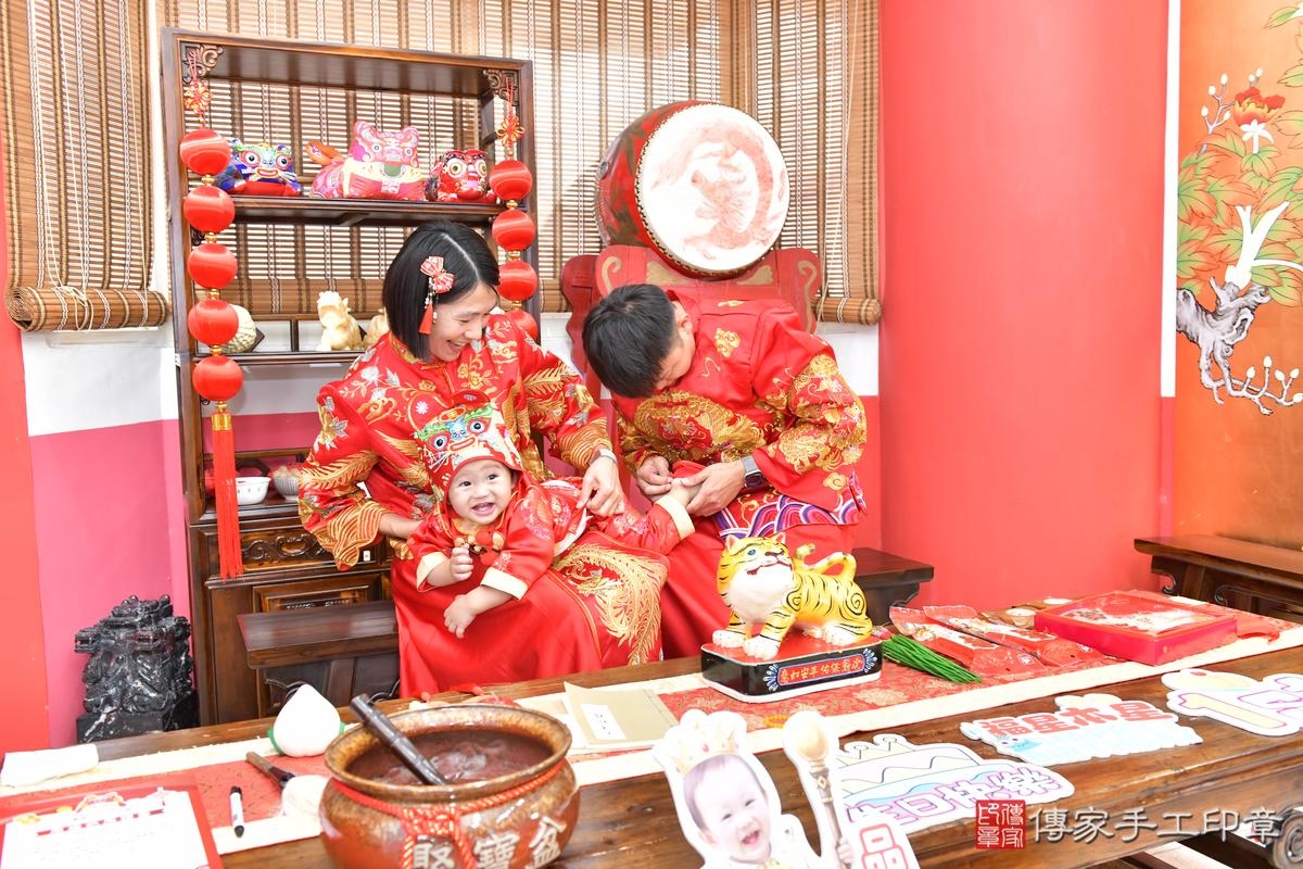 傳家手工印章高雄店、抓周、度晬、中國風會場、抓周道具物品、抓周證書、滿周歲、小辰寶寶、高雄市、拍照、生日快樂