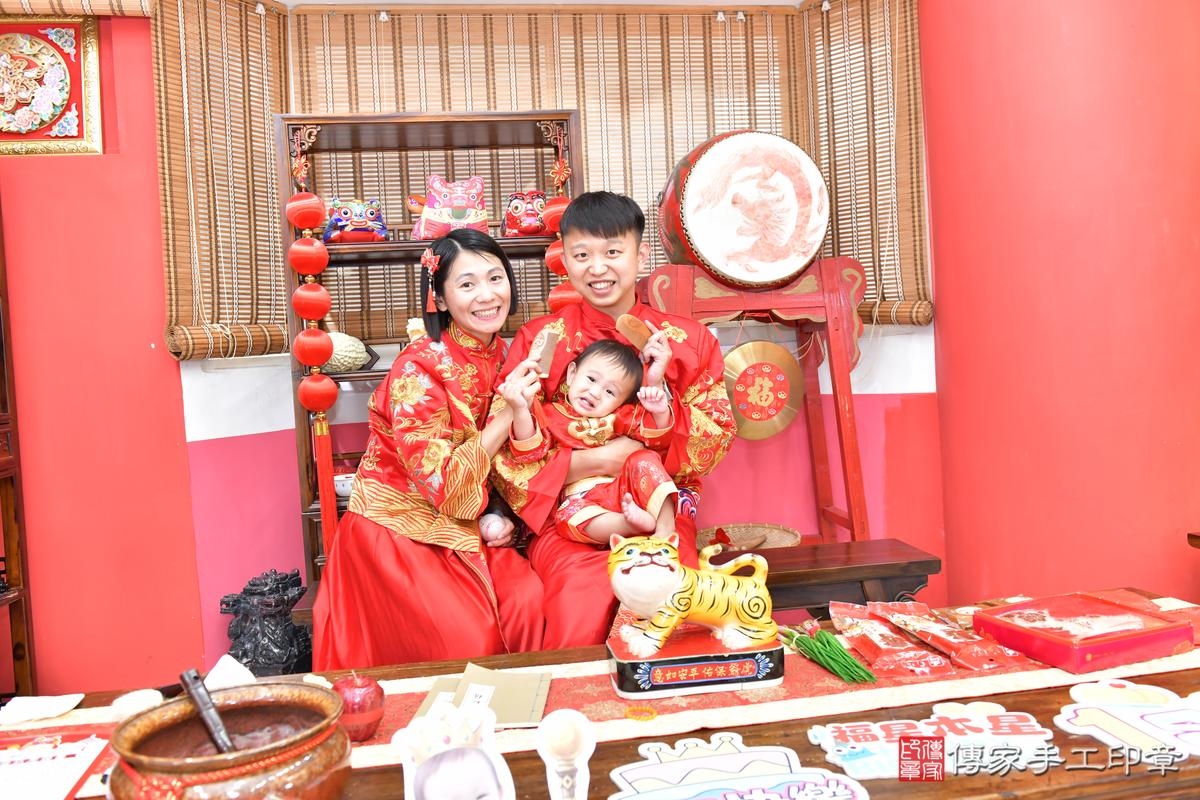 傳家手工印章高雄店、抓周、度晬、中國風會場、抓周道具物品、抓周證書、滿周歲、小辰寶寶、高雄市、拍照、生日快樂