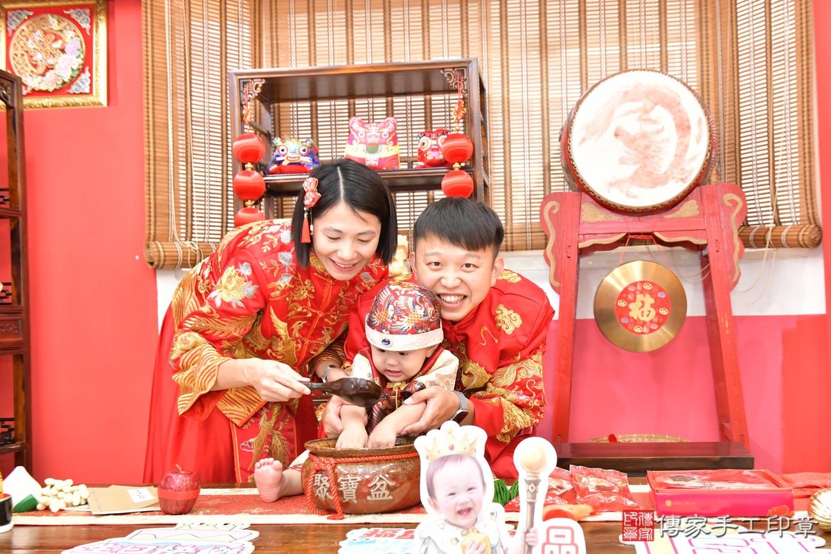 傳家手工印章高雄店、抓周、度晬、中國風會場、抓周道具物品、抓周證書、滿周歲、小辰寶寶、高雄市、拍照、生日快樂