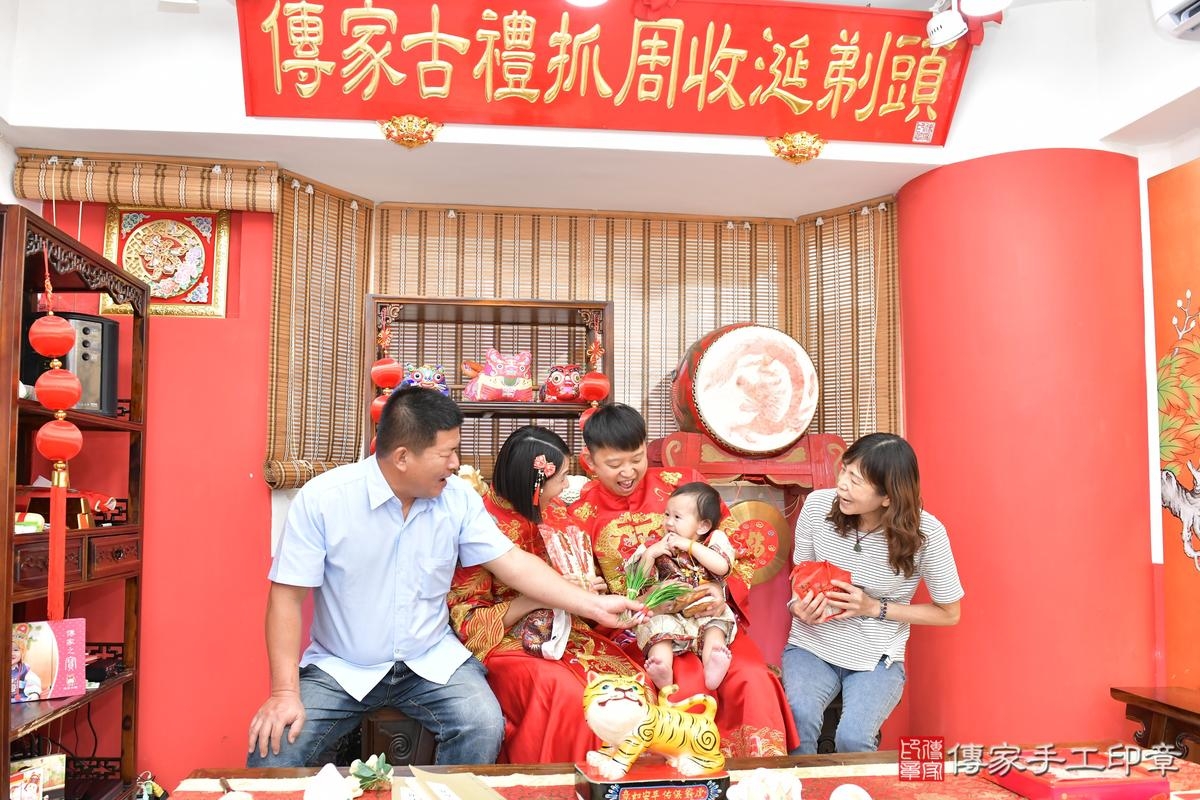 傳家手工印章高雄店、抓周、度晬、中國風會場、抓周道具物品、抓周證書、滿周歲、小辰寶寶、高雄市、拍照、生日快樂