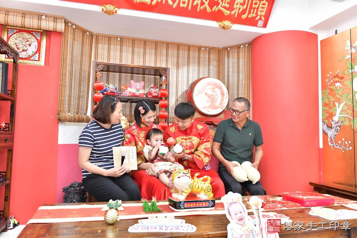 傳家手工印章高雄店、抓周、度晬、中國風會場、抓周道具物品、抓周證書、滿周歲、小辰寶寶、高雄市、拍照、生日快樂