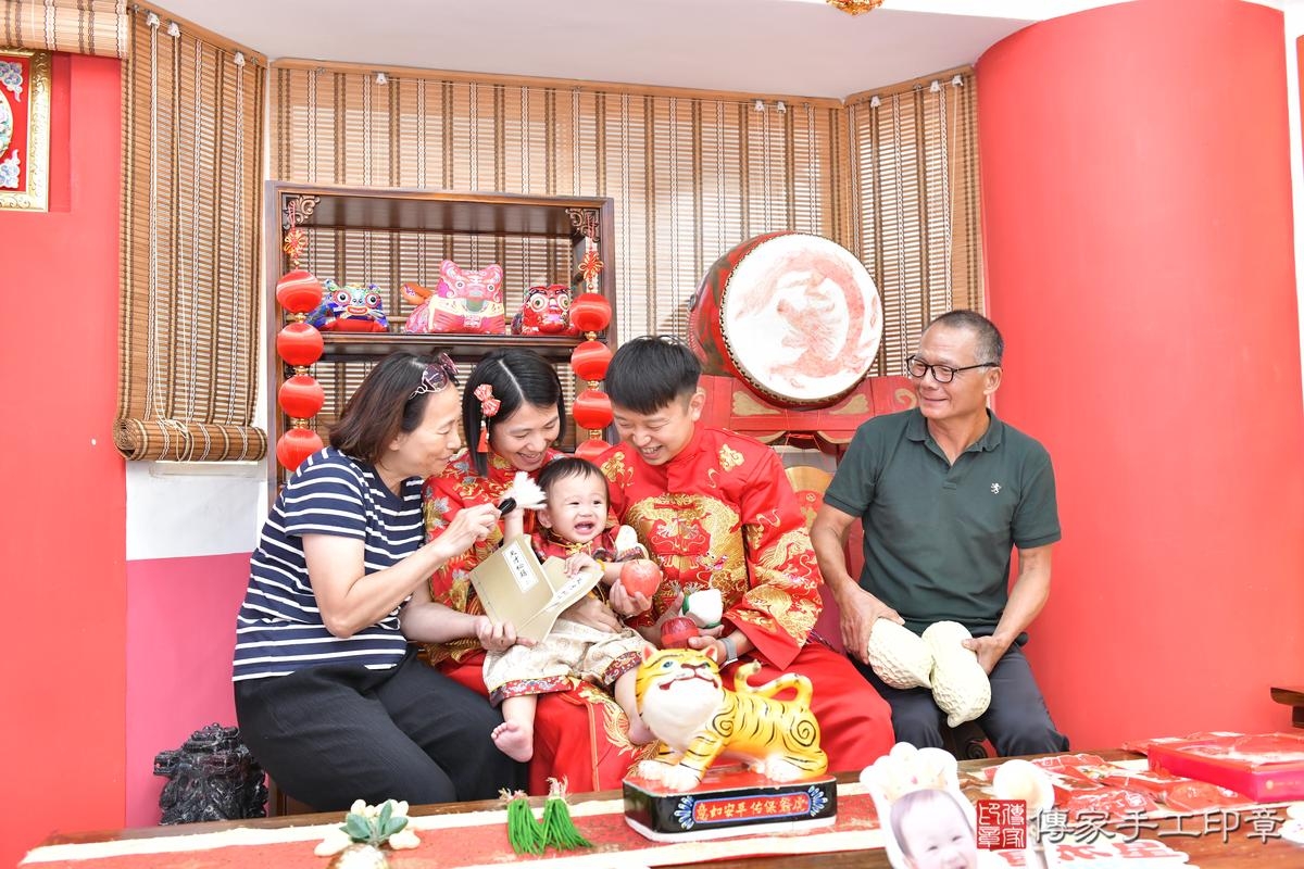 傳家手工印章高雄店、抓周、度晬、中國風會場、抓周道具物品、抓周證書、滿周歲、小辰寶寶、高雄市、拍照、生日快樂