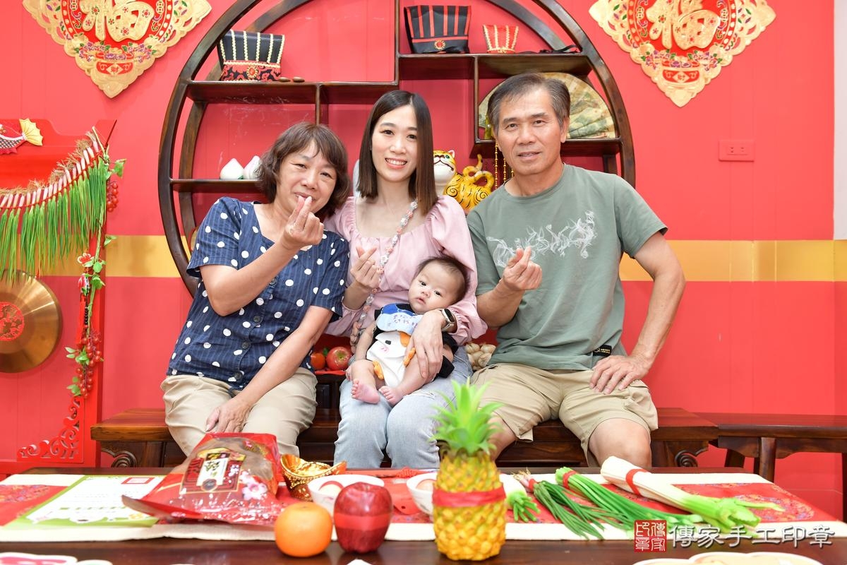 傳家手工印章桃園店、抓周、度晬、中國風會場、抓周道具物品、抓周證書、滿周歲、軒軒寶寶、桃園市、拍照、生日快樂