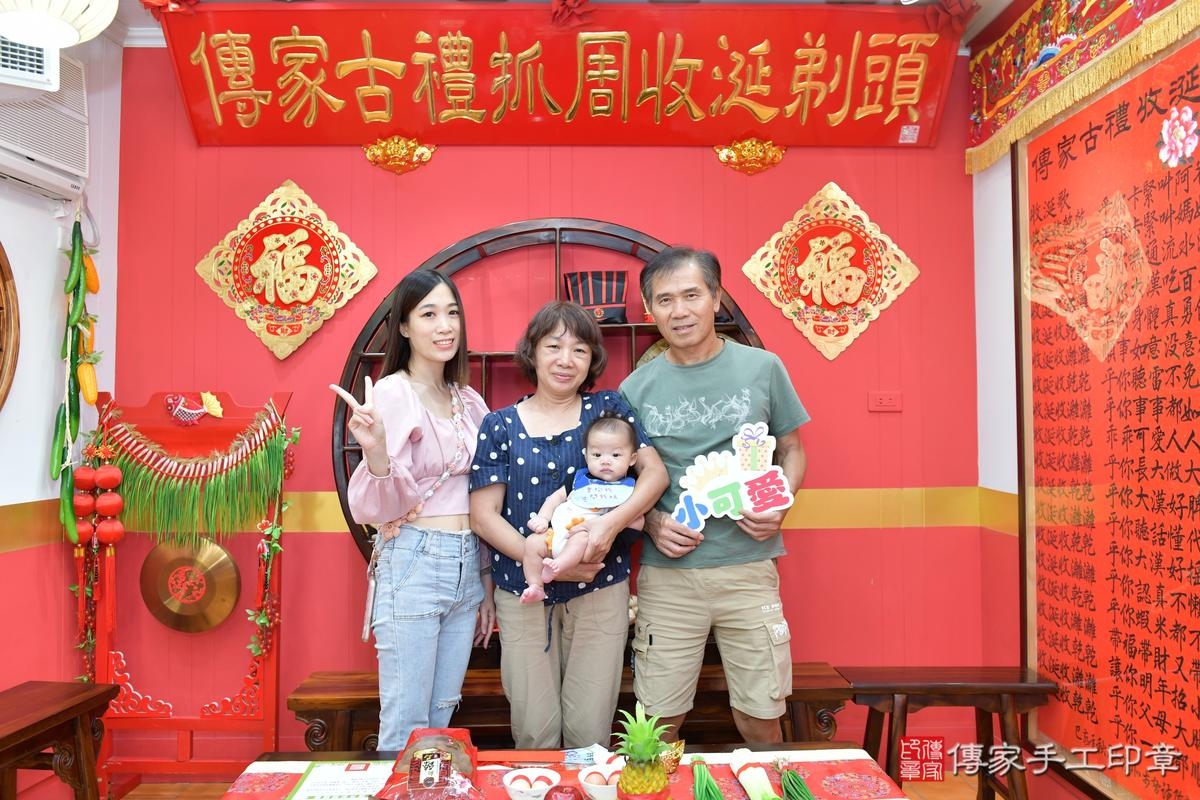 傳家手工印章桃園店、抓周、度晬、中國風會場、抓周道具物品、抓周證書、滿周歲、軒軒寶寶、桃園市、拍照、生日快樂