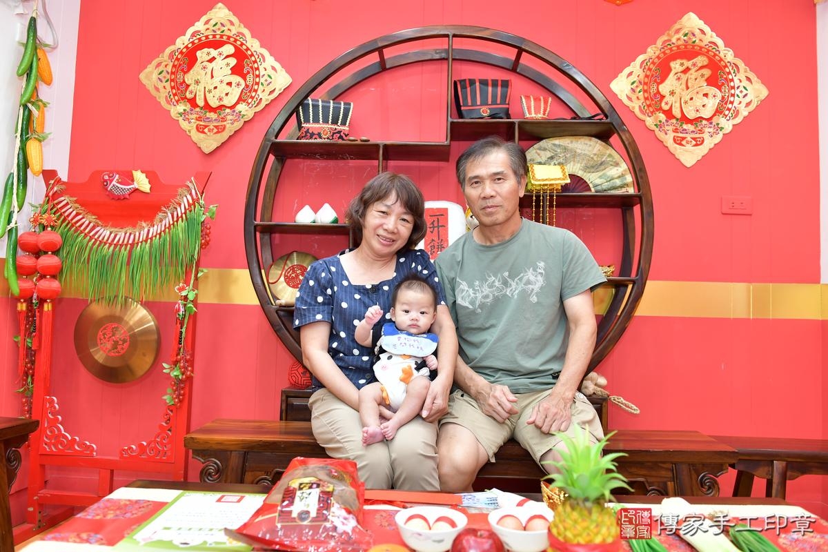 傳家手工印章桃園店、抓周、度晬、中國風會場、抓周道具物品、抓周證書、滿周歲、軒軒寶寶、桃園市、拍照、生日快樂