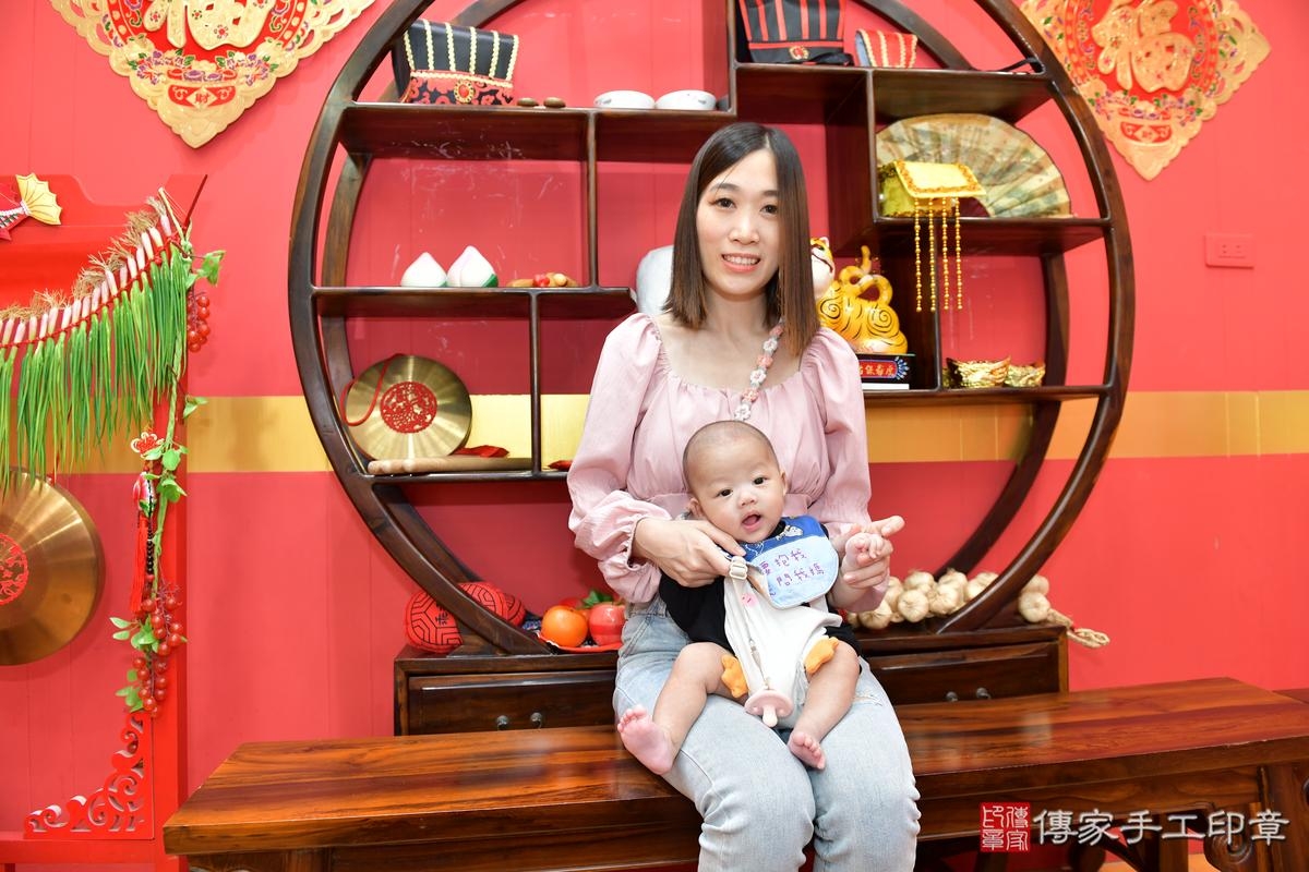 傳家手工印章桃園店、抓周、度晬、中國風會場、抓周道具物品、抓周證書、滿周歲、軒軒寶寶、桃園市、拍照、生日快樂