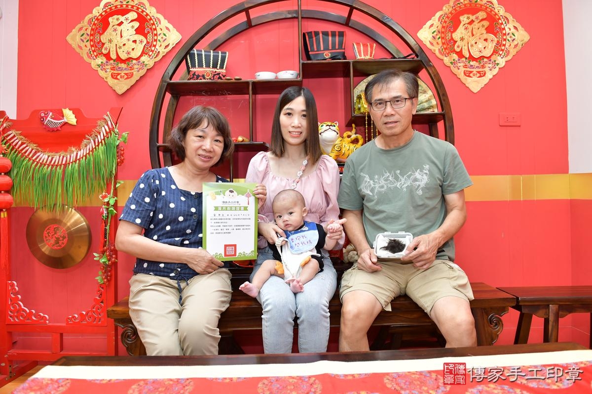 傳家手工印章桃園店、抓周、度晬、中國風會場、抓周道具物品、抓周證書、滿周歲、軒軒寶寶、桃園市、拍照、生日快樂