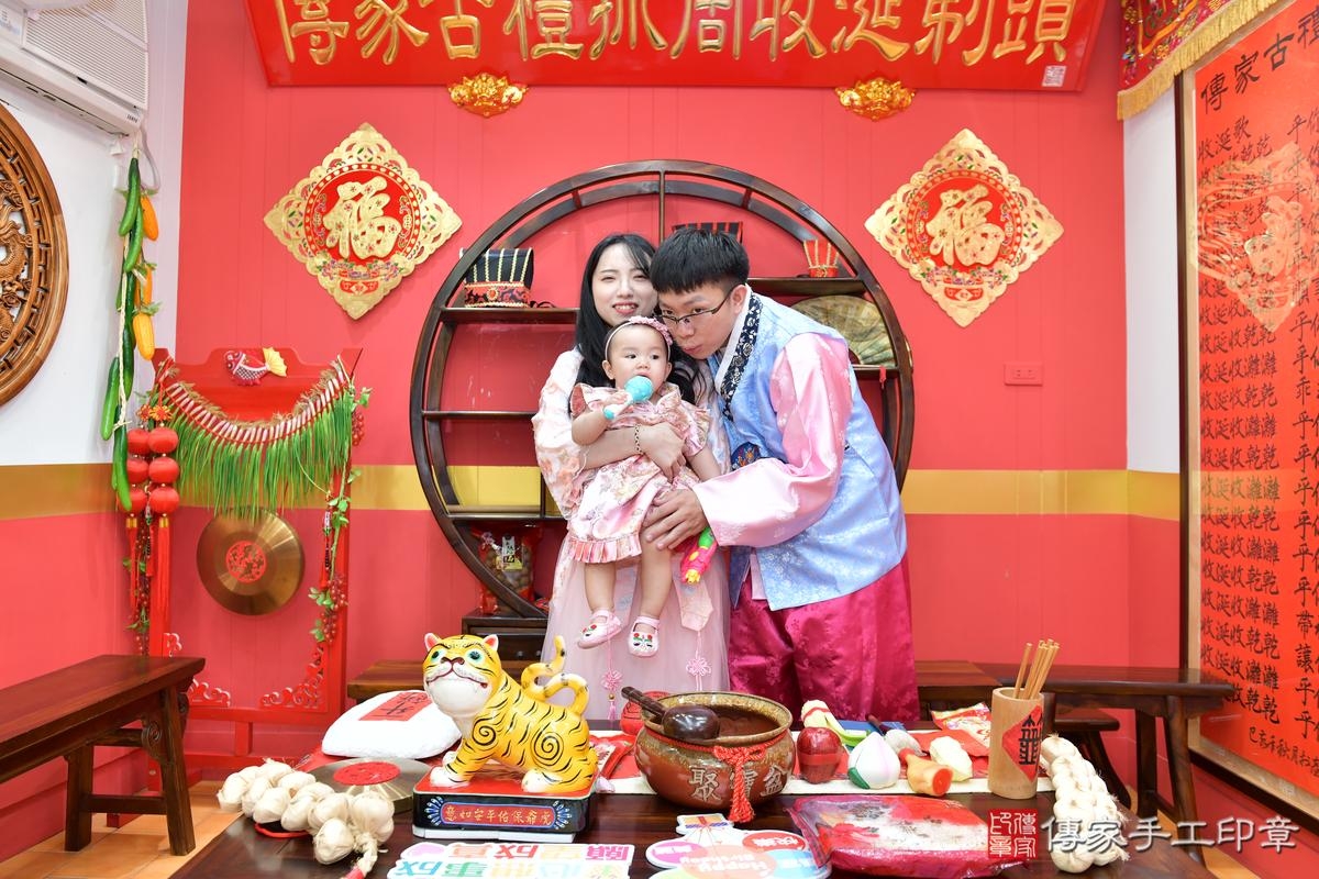 傳家手工印章桃園店、抓周、度晬、中國風會場、抓周道具物品、抓周證書、滿周歲、小榆寶寶、桃園市、拍照、生日快樂