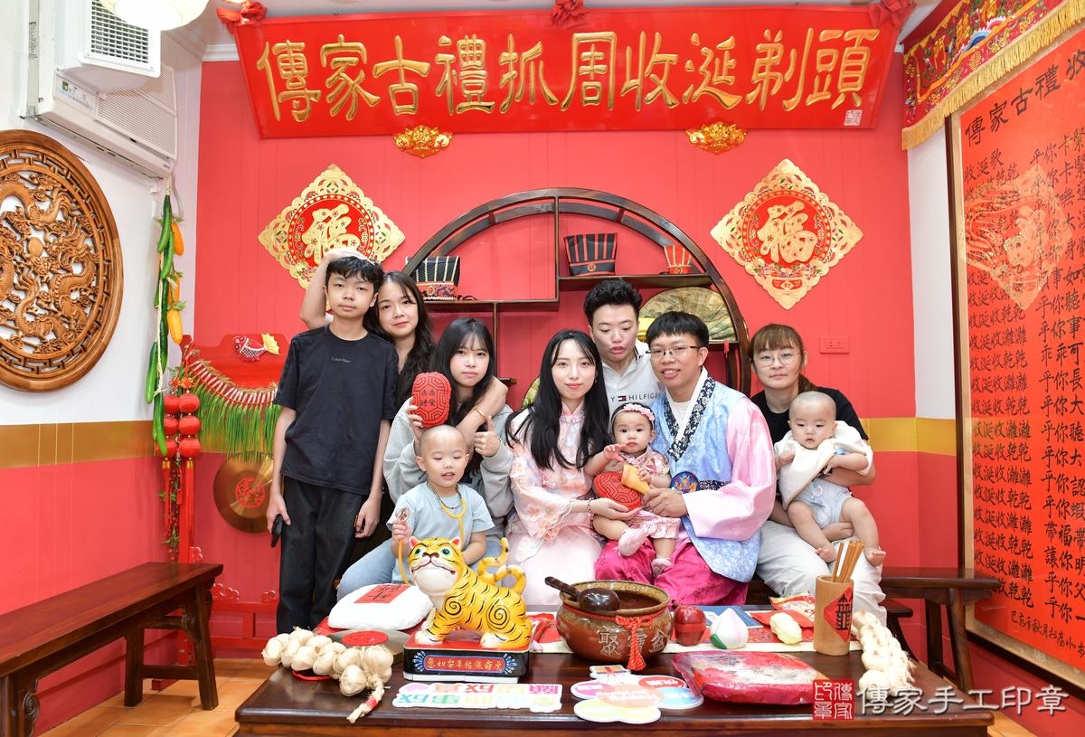 傳家手工印章桃園店、抓周、度晬、中國風會場、抓周道具物品、抓周證書、滿周歲、小榆寶寶、桃園市、拍照、生日快樂