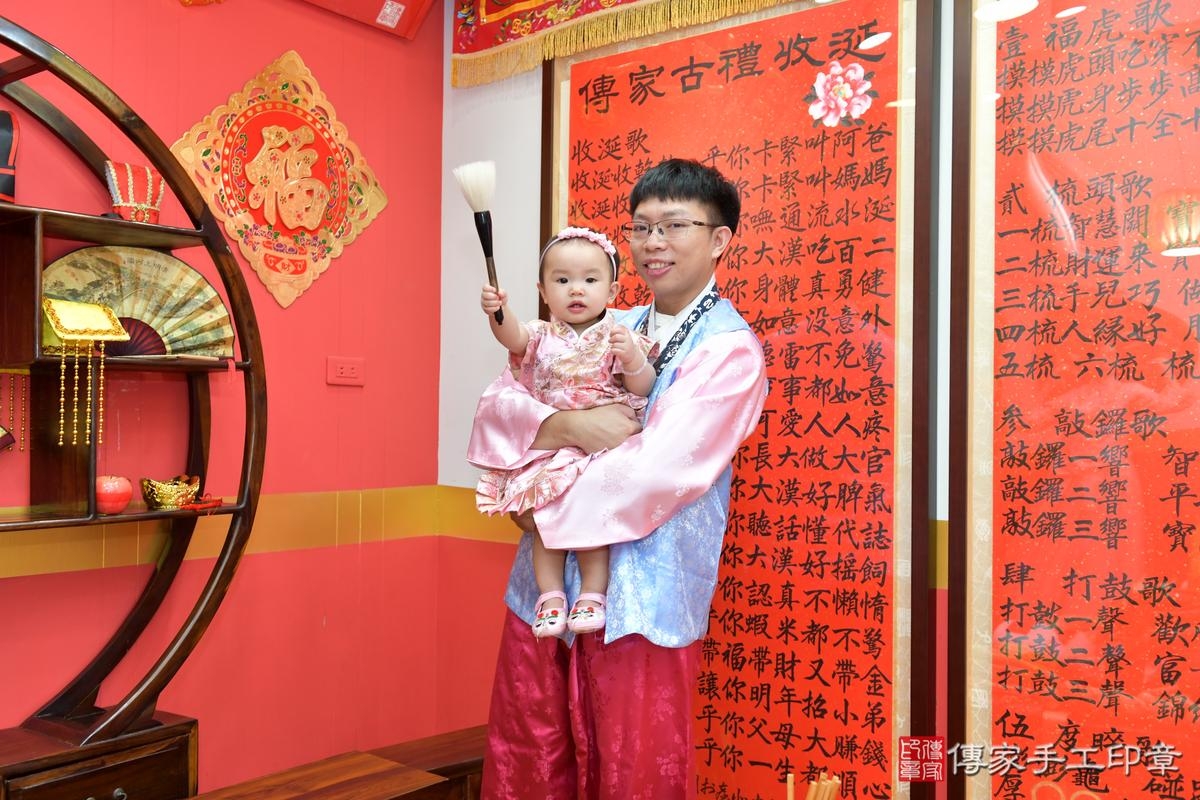 傳家手工印章桃園店、抓周、度晬、中國風會場、抓周道具物品、抓周證書、滿周歲、小榆寶寶、桃園市、拍照、生日快樂