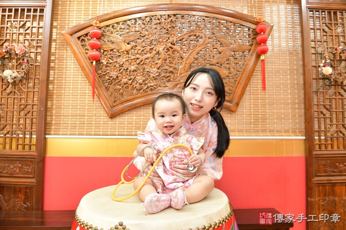 傳家手工印章桃園店、抓周、度晬、中國風會場、抓周道具物品、抓周證書、滿周歲、小榆寶寶、桃園市、拍照、生日快樂