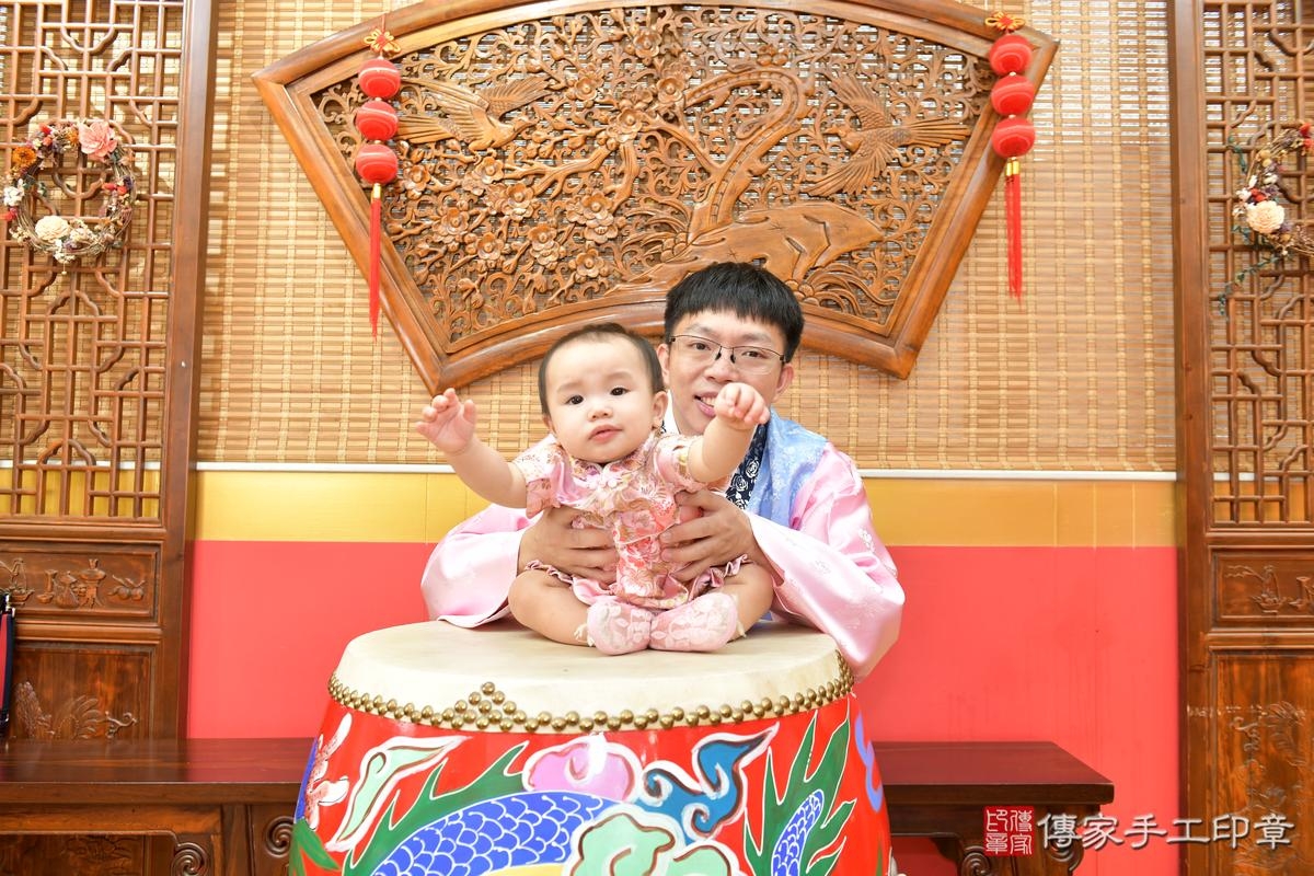 傳家手工印章桃園店、抓周、度晬、中國風會場、抓周道具物品、抓周證書、滿周歲、小榆寶寶、桃園市、拍照、生日快樂