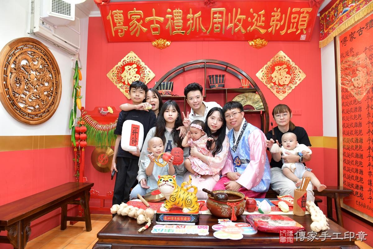 傳家手工印章桃園店、抓周、度晬、中國風會場、抓周道具物品、抓周證書、滿周歲、小榆寶寶、桃園市、拍照、生日快樂