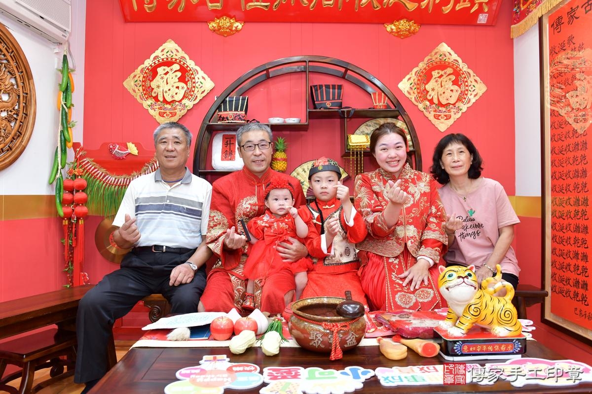 傳家手工印章桃園店、抓周、度晬、中國風會場、抓周道具物品、抓周證書、滿周歲、小晴寶寶、桃園市、拍照、生日快樂 傳家手工印章桃園店、抓周、度晬、中國風會場、抓周道具物品、抓周證書、滿周歲、小晴寶寶、桃園市、拍照、生日快樂