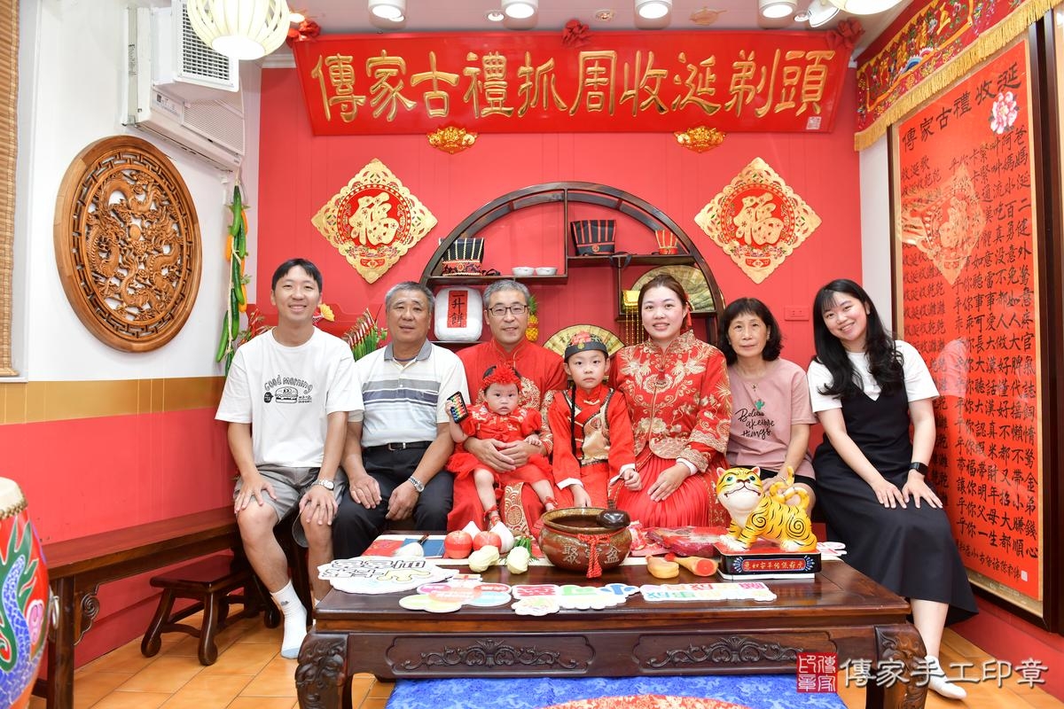 傳家手工印章桃園店、抓周、度晬、中國風會場、抓周道具物品、抓周證書、滿周歲、小晴寶寶、桃園市、拍照、生日快樂 傳家手工印章桃園店、抓周、度晬、中國風會場、抓周道具物品、抓周證書、滿周歲、小晴寶寶、桃園市、拍照、生日快樂
